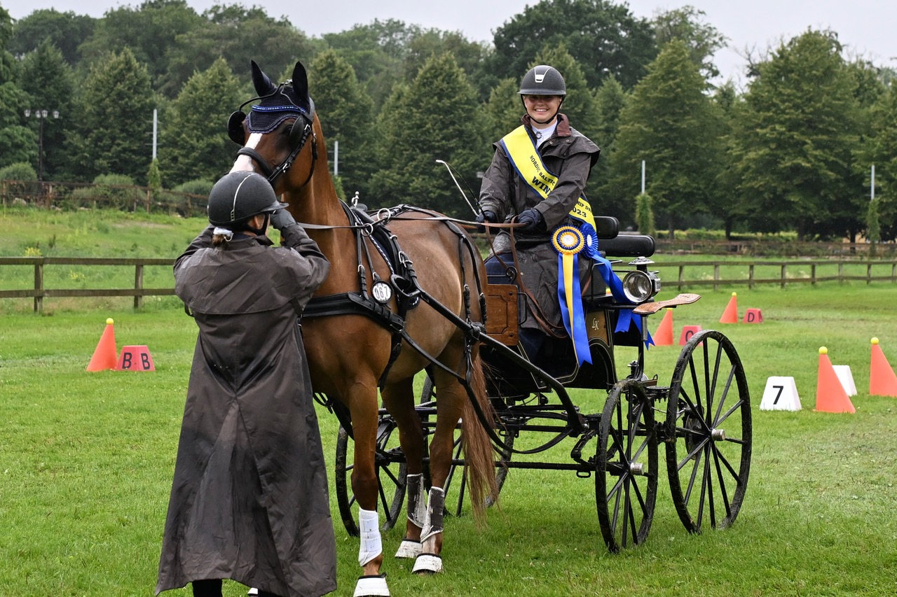 Linnea Kristiansen och Lady Lexington hjälpte Sverige att bärga ett silver i klassen för häst, enbet, senior vid NM 2023.