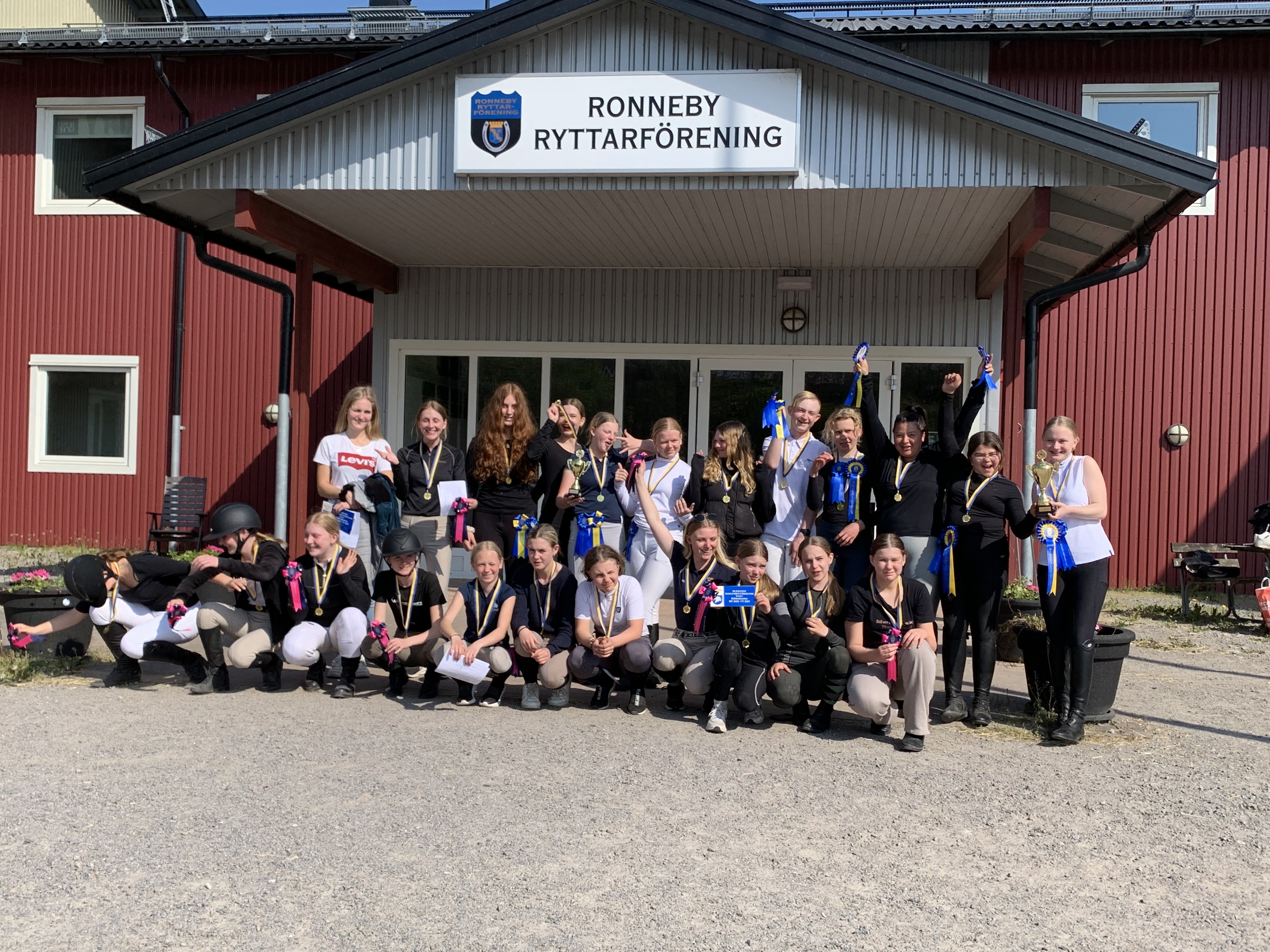 Alla deltagare av årets Ridskoleserien framför entrén till Ronneby RF 